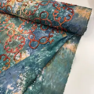Bavlnená látka TIE DYE EMBROIDERY Elise tape design C
