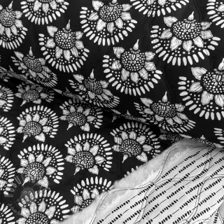 Puuvillakangas VOILE STEPPED Bouquet flowers black digital print