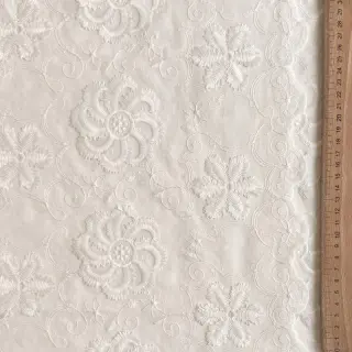 Bavlnená látka EMBROIDERY Catchy Flowy white